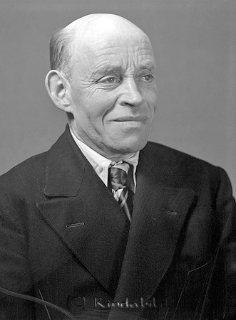Emil Andersson Örneström Kisa
raja
Man klädd i skjorta slips och kavaj

raja
Jordbruksarbetaren Gustav Emil Andersson född 1893 i Åsbo.
Kom 1937 till Örneström (Fryggestorp).
Källa: Kyrkoarkiv Kisa.
Källa: Gerd Pettersson

Nyckelord: Andersson Kisa