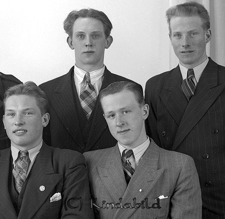 Sture Gustavsson Hulebo Björkfors
raja
En samling män klädda i skjorta slips och kavaj

Nyckelord: Gustavsson Björkfors