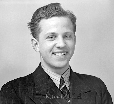 Hans Andersson Kisa
raja
Man klädd i skjorta slips och kavaj

raja
Hans "Lill-Hasse" Andersson var son till Algot och Judit Andersson.
 Algot var disponent på Kisa slakteri.
 De hade flera barn bl a Britt-Lis som var ekonomiföreståndare på Kisa lasarett.
 Algot Andersson och Gillis Karlsson startade upp verksamhet i Pinnarp för första gången innan det bli barnkoloni.
 Källa: Studiegruppen hembygdsgården
Nyckelord: Andersson Kisa