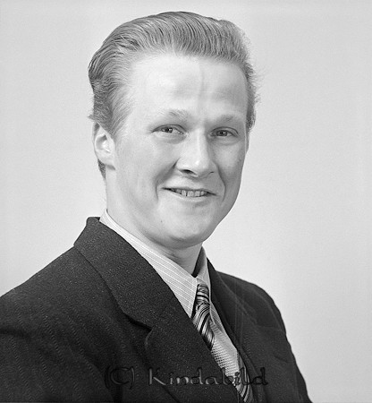 Sture Broo Merhult Hycklinge
raja
Man klädd i skjorta slips och kavaj

raja
Sture Broo, son till lantbrukare Konrad Broo och hans hustru Alma.
Syskon till Sture: Edvin, Elsa, Anna, Hjalmar, Martin, Nils, Ingrid och Edit.
Källa: Sv Bebyggelse del 4 
Källa: Gerd Pettersson


Nyckelord: Broo Hycklinge