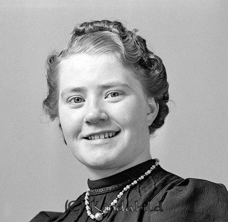 Nina Andersson Carlslund Ulrika
raja
Kvinna klädd i mörk klänning      

raja
Nina Andersson född 1922 i Malexander. Gift 1942 med Sven Johansson från Ulrika.
Barn: Rosie, Berit, Roger, Dorthy 
källa: Familjer och gårdar i Ulrika 
Källa: Gerd Pettersson

Nyckelord: Andersson Ulrika
