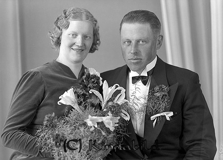 Hugo Andersson Vinstorp Kisa
raja
Brudpar

raja
Arrendator i Vinstorp Hugo Andersson född 1909 och Dagmar Karolina Andersson född 1913 från Bännemåla.
De fick en son Kalle.
Dagmar hade en bror Harald. Han medverkade i en film av bygdefilmaren Gillis Johansson, Kisa.
 Sonen Carl innehade Bokföringsbyrån i Kisa AB. 
Källa: Vigselbok Västra Eneby 
Källa: Gerd Pettersson

Nyckelord: Andersson Kisa