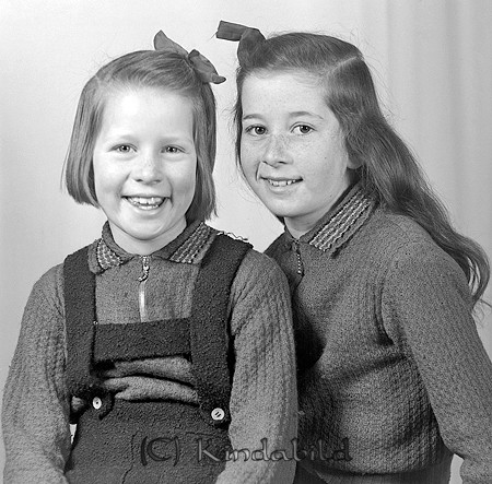 Laila o Ulla Johansson Hallingsborg Kisa
raja
Syskonpar 

raja
Laila Johansson född 1933 i Kisa och Ulla Johanson född 1930 i Kisa, döttrar till snickaren Nils Hugo Johansson och Ester Sofia född Kvist.
Syskon: Tvillingarna Ester Anna-Lisa och NIls Gustaf Björn födda 1924 och Sten Erik Uno född 1925.
1950 bodde Laila i Söderköping och Ulla Bodde i Huskvarna.
Källa: Kyrkoarkiv Kisa och Folkräkning 1950 
Källa: Gerd Pettersson

Nyckelord: Johansson Kisa