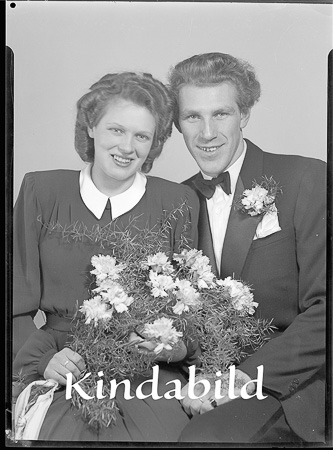 Stig Roback Kölefors
raja
Brudpar

raja
Stig Roback gift med Maj-Britt. Han arbetade i Yxfabriken. De fick fyra barn Rolf född 1942, Sonja född 1954 och tvillingarna Vania och Siv född 1957. familjen bodde i Falklyckan Kölefors 1970.
 Källa: Studiegruppen hembygdsgården 
Nyckelord: Roback Kölefors