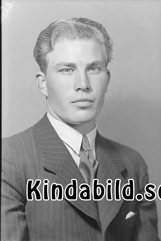 Sven-Erik Andersson Fullmestad Hägerstad
raja
Man klädd i skjorta slips och kavaj

raja
Sven Erik Andersson född 1919 i Fullmestad Hägerstad.
1950 var han rättare i Skeppsta gård Björnlunda Södermanland
Källa: Folkräkning 1940 och 1950 
Källa: Gerd Pettersson

Nyckelord: Andersson Hägerstad