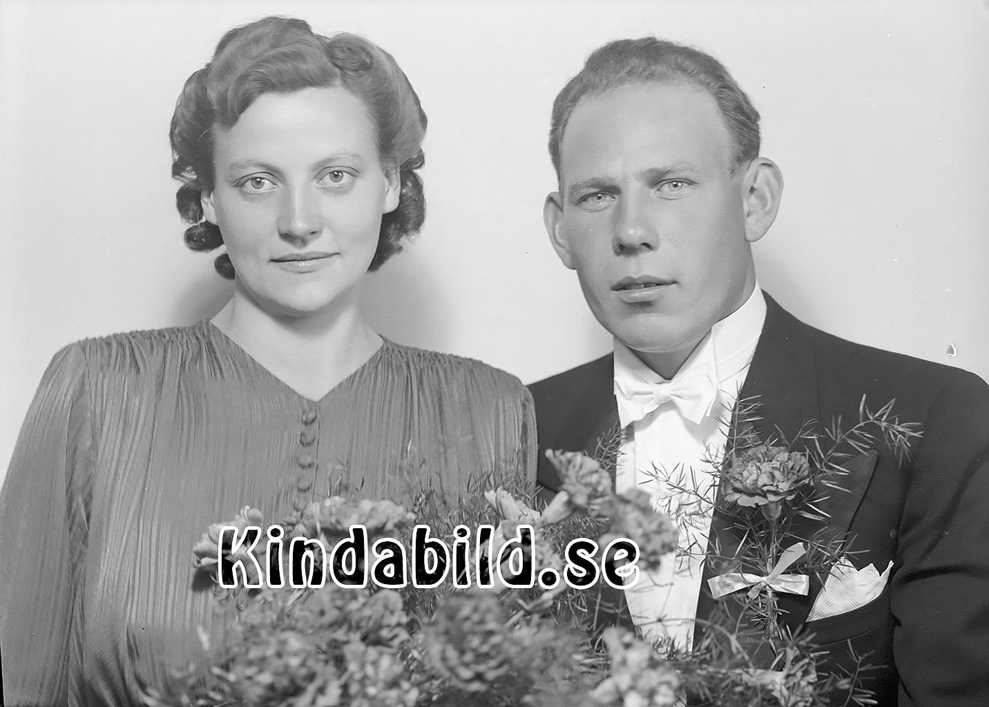 Arvid Andersson Grindliden Tidersrum
raja
Brudpar

raja
Arvid Andersson född 1914 i Tidersrum, son till Anders Johan Karlsson och Hulda Maria född Magnusson. Familjen bodde i Grindliden Tidersrum. Syskon till Arvid var Axel, som hade byggföretag och vars son Jens-Åke fortsätter.
 Arvid gift med Ingrid Andersson född 1921 i Norra Vi, dotter till Alfred Andersson arrendator i Ribbingshof
 Sonen Lars-Olof.
 Arvid var skolvaktmästare först i Tidersrum och sedan i Kisa.
 Han lät bygga ett hus på Västra Vägen i Kisa.
 Källa: Studiegruppen hembygdsgården och Folkräkning 1940 och 1950 
Nyckelord: Andersson Tidersrum