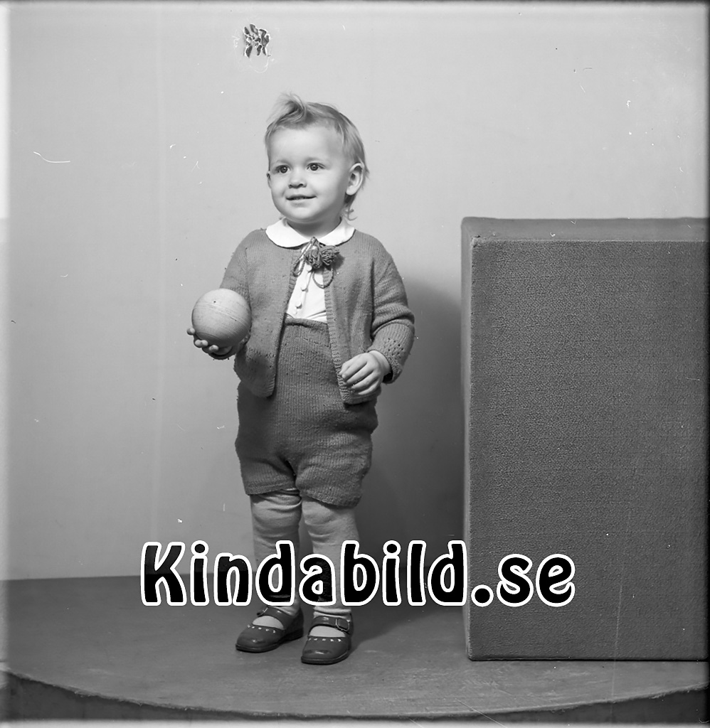 Clas-Göran Israelsson Verveln
raja
Pojke klädd i stickade kortbyxor och tröja

Nyckelord: Israelsson Verveln