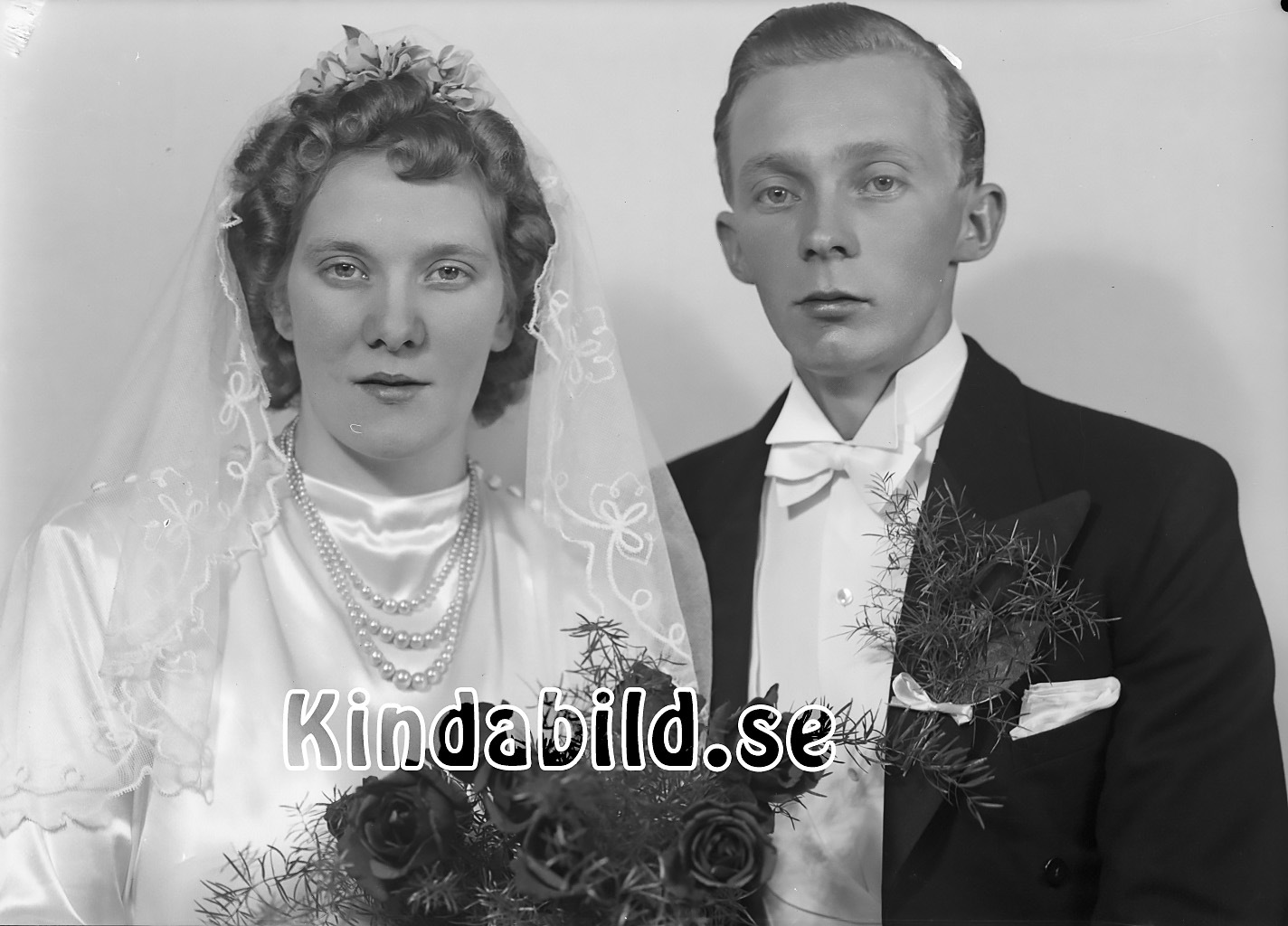 Olle Nilsson Äskebäck Kisa
raja
Brudpar
 
raja
Olle Nilsson från Äskebäck och Britta Nilsson född 1922 från Grönlid.
 Hon var dotter till Arvid och Hanna Nilsson. Syskon: Kurt, Göta, Gösta och Hjördis.
 Olle Nilsson hade eget åkeri och körde timmerbil och omkom vid en olyckshändelse i arbetet.
 De fick två barn; Mats och Marie 
 Källa: Studiegruppen hembygdsgården 

Kommentar av LaSa 20231101: Olle hade en syster (sammanlagt nio syskon) som hette 
Irene, senare gift med Ingvar Knutsson i Kisa.
Nyckelord: Nilsson Kisa