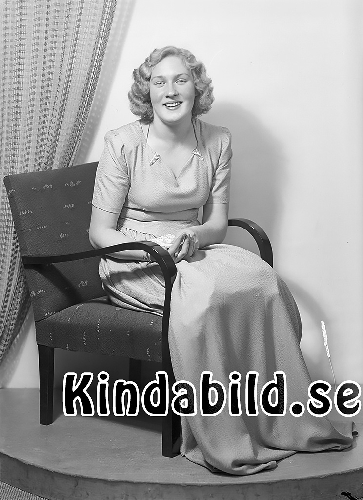 Göta Nilsson Grönlid Kisa
raja
Kvinna klädd i klänning

raja
Göta Nilsson född 1925 i Kisa, dotter till Arvid och Hanna Nilsson Grönlid.
 Hon gift sig 1949 med Gösta Scott född 1924 i Kisa.
 1950 hade de flyttat till Åtvidaberg. Mannen arbetade som busschaufför. De fick en dotter Agneta och en son Anders.
 Källa: Studiegruppen hembygdsgården och Folkräkning 1950 

Nyckelord: Nilsson Kisa