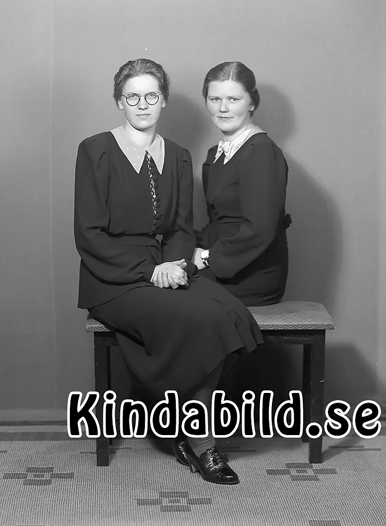 Carlsson Elim Kisa
raja
Två kvinnor klädda i klänningar 

Nyckelord: Carlsson Kisa