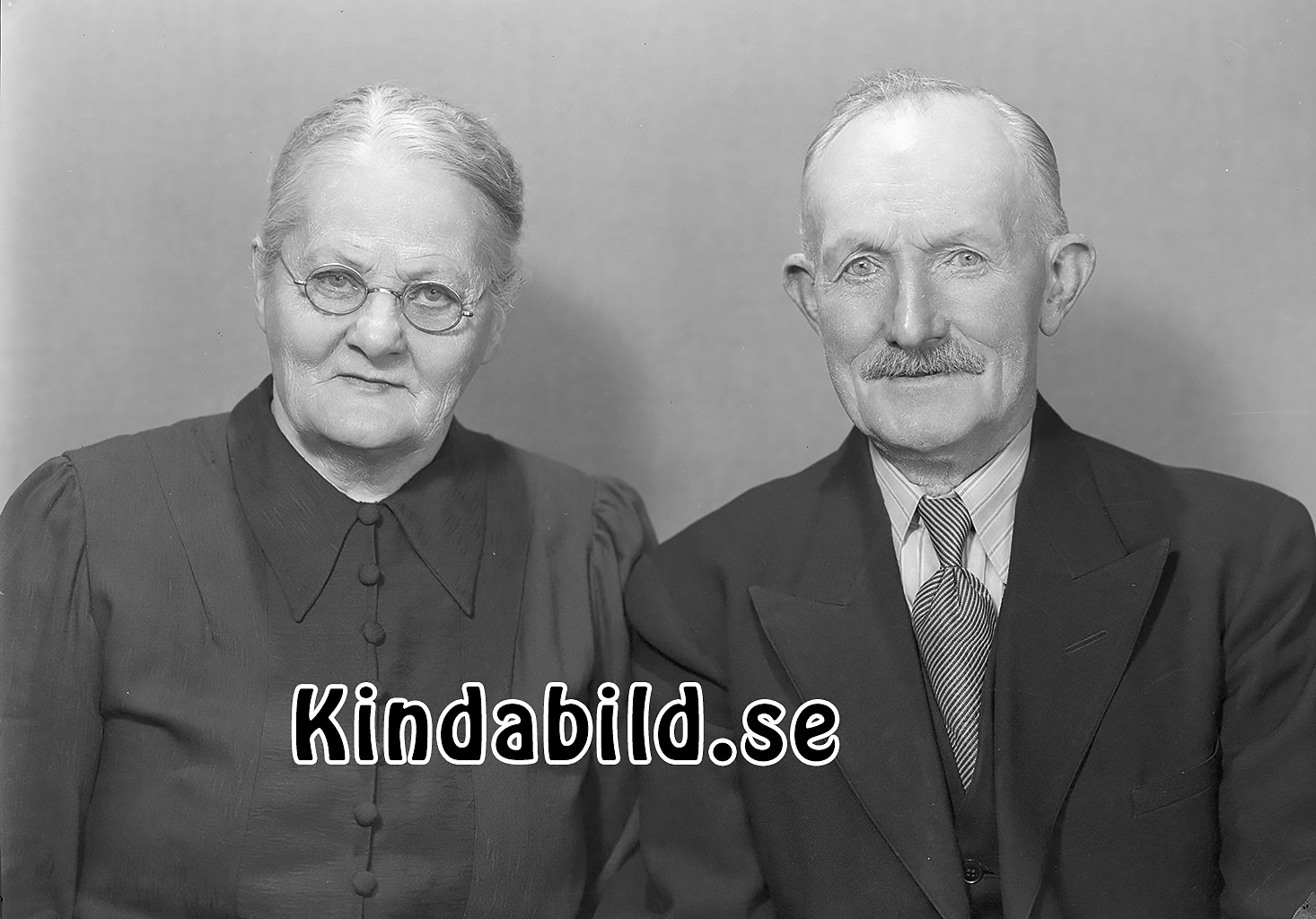 Jonsson Gästis Kisa
raja
Man o kvinna han klädd i kostym hon i klänning

Nyckelord: Jonsson Kisa