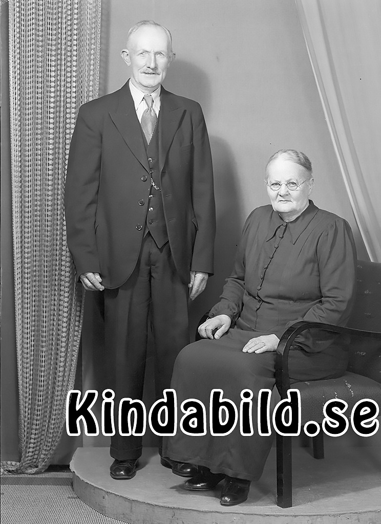 Jonsson Gästis Kisa
raja
Man o kvinna han klädd i kostym hon i klänning

raja
Carl Johan Jonson född 1865 i Tjärstad med hustru Kristina Lovia född Karlsson 1869 i Västra Eneby. Han var f d arrendator på Kisa Gästgivargård. De hade en dotter Eva Maria född 1903 i Kisa.
Källa: Kyrkoarkiv Kisa 
Källa: Gerd Pettersson

Nyckelord: Jonsson Kisa