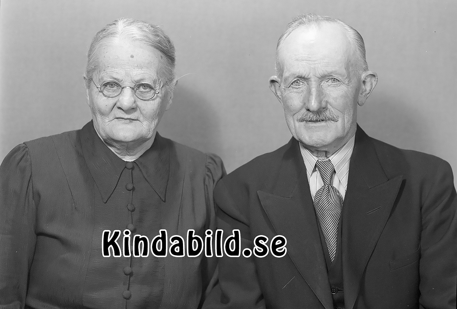 Jonsson Gästis Kisa
raja
Man o kvinna han klädd i kostym hon i klänning

Nyckelord: Jonsson Kisa
