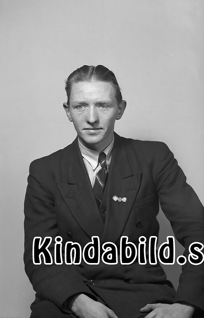 Gösta Larsson Salvarp Tidersrum
raja
Man klädd i skjorta slips och kavaj

raja
Gösta Larsson född 1923 i Tidersrum, son till Frans Enok Fabian Larsson och Annie född Bruzell.
 Syskon till Gösta:
 Erling född 1920
 Gunnar född 1921
 Alice Gunhild Linnéa född 1927
 Ragnar Artur Linné född 1929
 Elsie Gunborg Naemi född 1932
 Iris Aina Ingegerd född 1935
 Gösta gift med Sigrid född Karlsson från Åsbo.
 Barn:
 Inge, ingbeth, Börje, Mariette, Britt-Marie
 Källa: Studiegruppen hembygdsgården 
Nyckelord: Larsson Tidersrum