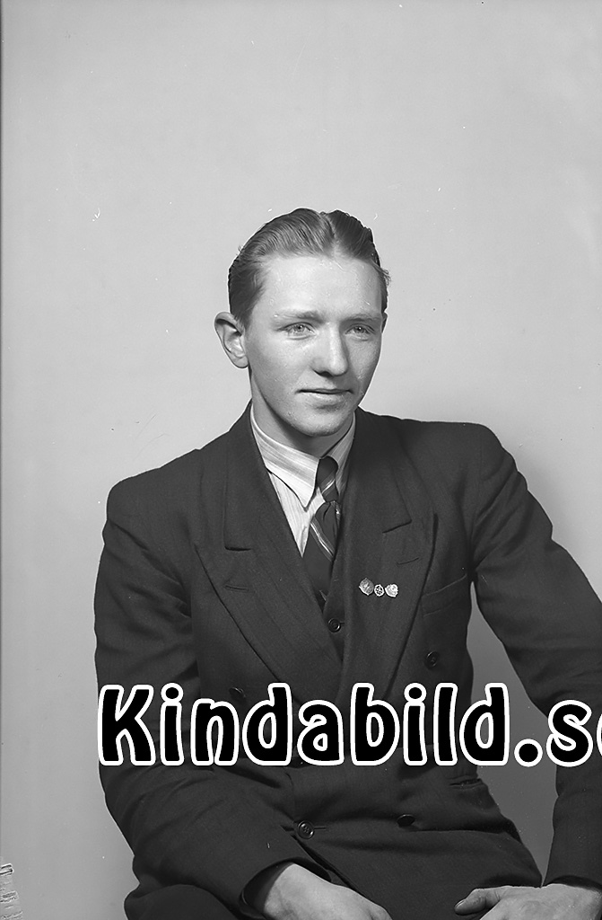 Gösta Larsson Solvarp Tidersrum
raja
Man klädd i skjorta slips och kavaj

Nyckelord: Larsson Tidersrum