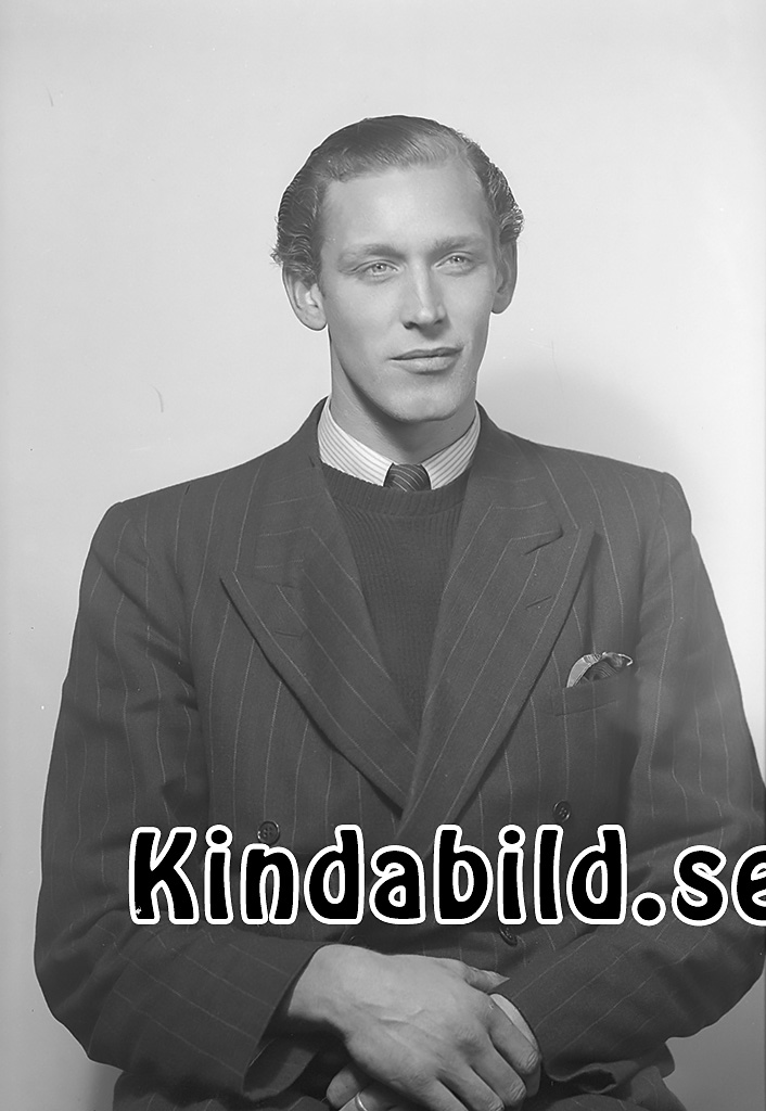 Allan Nilsson Björkhult
raja
Man klädd i skjorta slips och kavaj

raja
Allan Nilsson född 1919 i Kisa, son till Tor Nilsson och hans hustru Hilda född Lindqvist 1883 i Södra Vi.
Syskon till Allan:
Tore Oskar Arne född 1922 i Kisa
Karl Alrik Yngve född 1924 i Kisa
Alice född 1927 i Kisa.
Familjen bodde i Björkhult.
Allan Nilsson var gift 1945 med Hjördis Gunvor Svensson.
De hade två döttrar Anne-Marie och Monika Gunilla.
Allan arbetade på järnvägen.
Källa: Folkräkning 1950 
Källa: Gerd Pettersson


Nyckelord: Nilsson Björkhult