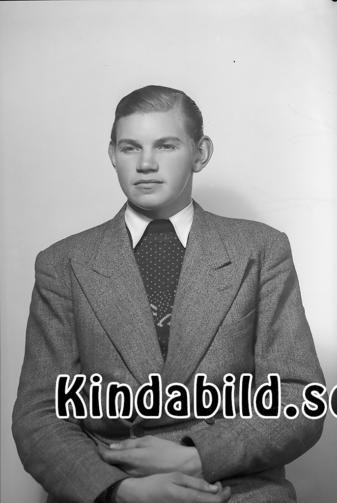 Yngve Nilsson Björkhult
raja
Man klädd i skjorta slips och kavaj

raja
Yngve Nilsson född 1924 i Kisa, son till Tor och Hilda Nilsson.
syskon:
Rolf Evert Allan Nilsson 1919-12-07
Tore Oskar Arne Nilsson 1922-11-26
Alice Lucie Karolina Nilsson 1927-01-06
Yngve Nilsson bodde 1960 i Lindgården Björkfors. Han var ogift och arbetade som skogsförman.
Källa: Folkräkning 1950 och 1960 
Källa: Gerd Pettersson

Nyckelord: Nilsson Björkhult