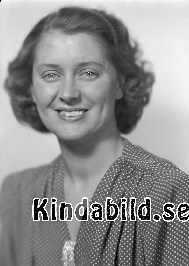 Fru Mariann Jeppson Stockholm
raja
Kvinna klädd i klänning 

raja
Marianne Jeppsson född Nilsson 1916 i Kisa. Hon var gift med Sven Otto Jeppsson född 1912 i Sundbyberg.
Marianne Nilsson, dotter till målare August Nilsson och Gerda Charlotta född Andersson.. De bodde i telegrafstationen i Kisa.
Syskon till Marianne:
Geisner född 1913
Eivor född 1915 
Källa: Gerd Pettersson

Nyckelord: Jeppson Stockholm