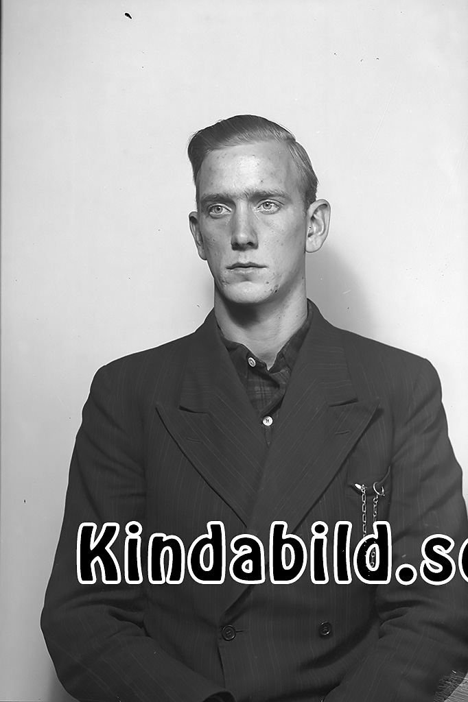 Helge Åhlström Åtvidaberg
raja
Man klädd i skjorta slips och kavaj

raja
Helge Ahlström född 1921 i Östra Ryd. Han var gift med Ejvor född Andersson från Odensvi.
1960 bodde de i Åtvidaberg och hade tre flickor.
Källa: Folkräkning 1950 och 1960 
Källa: Gerd Pettersson



Nyckelord: Åhlström Åtvidaberg
