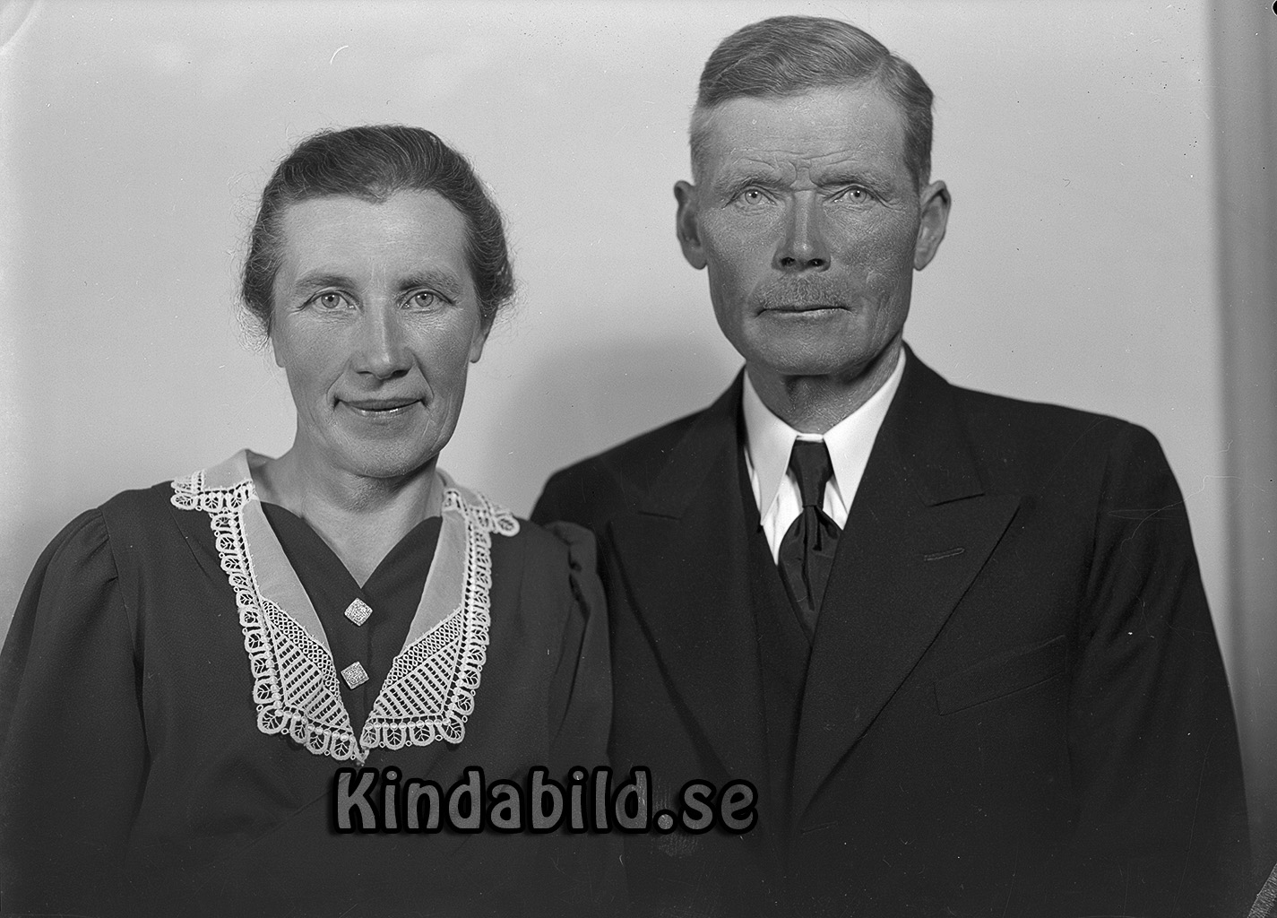 Fru Isacsson Årteryd Hägerstad
raja
Man o kvinna han klädd i kostym hon i klänning

Nyckelord: Isacsson Hägerstad