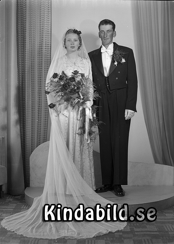 Josef Karlsson Västra Eneby
raja
Brudpar

raja
Arrendatorn Axel Josef Valentin Killingevid, född 1912 i Malexander och Hilma Karin Margareta Andersson född 1924 i Kisa, sömmerska i Bjerkeryd,
Sonen Henry föddes 1948 i Hägerstad.
Familjen flyttade på 1950-talet till Hageby �?rtomta.
Josef död 1982 i Linköping.
1970 bodde Karin och sonen i Myckelsätter Vikbolandet.
På 1990-talet bodde Karin i Vårdslunda, Hycklinge tillsammans med Kristian Lindvall.
Källa: Vigselbok Kisa och Folkräkning 1970 och Sv dödbok 
Källa: Gerd Pettersson


Nyckelord: Karlsson Västra Eneby