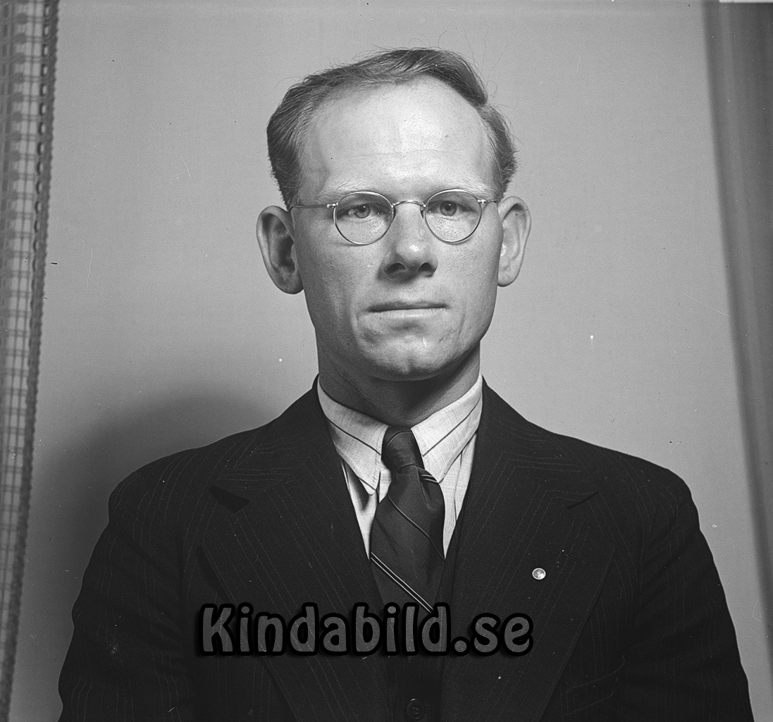 Georg Sandvall Västra Ryd
raja
Man klädd i skjorta slips och kavaj

raja
Georg Sandvall född 1912 i Kråkshult Jönköpings län.
Han kom från Stora Gallarp i Västra Ryd. han var gift med Margit från Höreda. En dotter Gun Catharina född 1947.
Källa: folkräkning 1950 
Källa: Gerd Pettersson


Nyckelord: Sandvall Västra Ryd