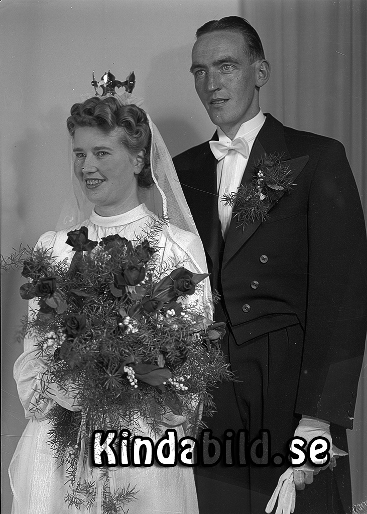 Göte Ohlsson Linds Kisa
raja
Brudpar

raja
Göte Sigvard Ohlsson född född 1916, elektiker från Högstugan Mjellerum och sjukvårdsbiträdet Ellen Ingrid Charlotta Johansson född 1919 från Kisa Lasarett.
Källa: Kisa Kyrkoarkiv 
Källa: Gerd Pettersson

Nyckelord: Ohlsson Kisa