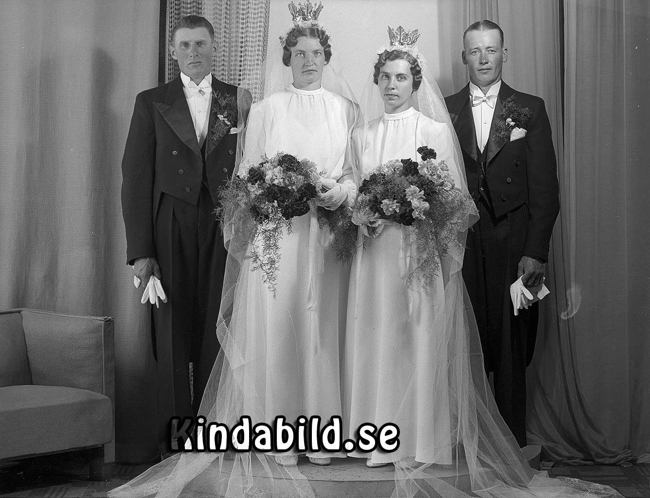 Gustav Bohre Drättinge Hägerstad
raja
Brudpar

raja
Brudarna är systrar till Edvard Konrad Fröjd.
Till vänster Karl Oskar Ljung och Eva Lovisa Kristina född Fröjd
Till höger Karl Gustav Bore och Karin Susanna född Fröjd.
Källa: Folkräkning 1950 
Källa: Gerd Pettersson

Nyckelord: Bohre Hägerstad