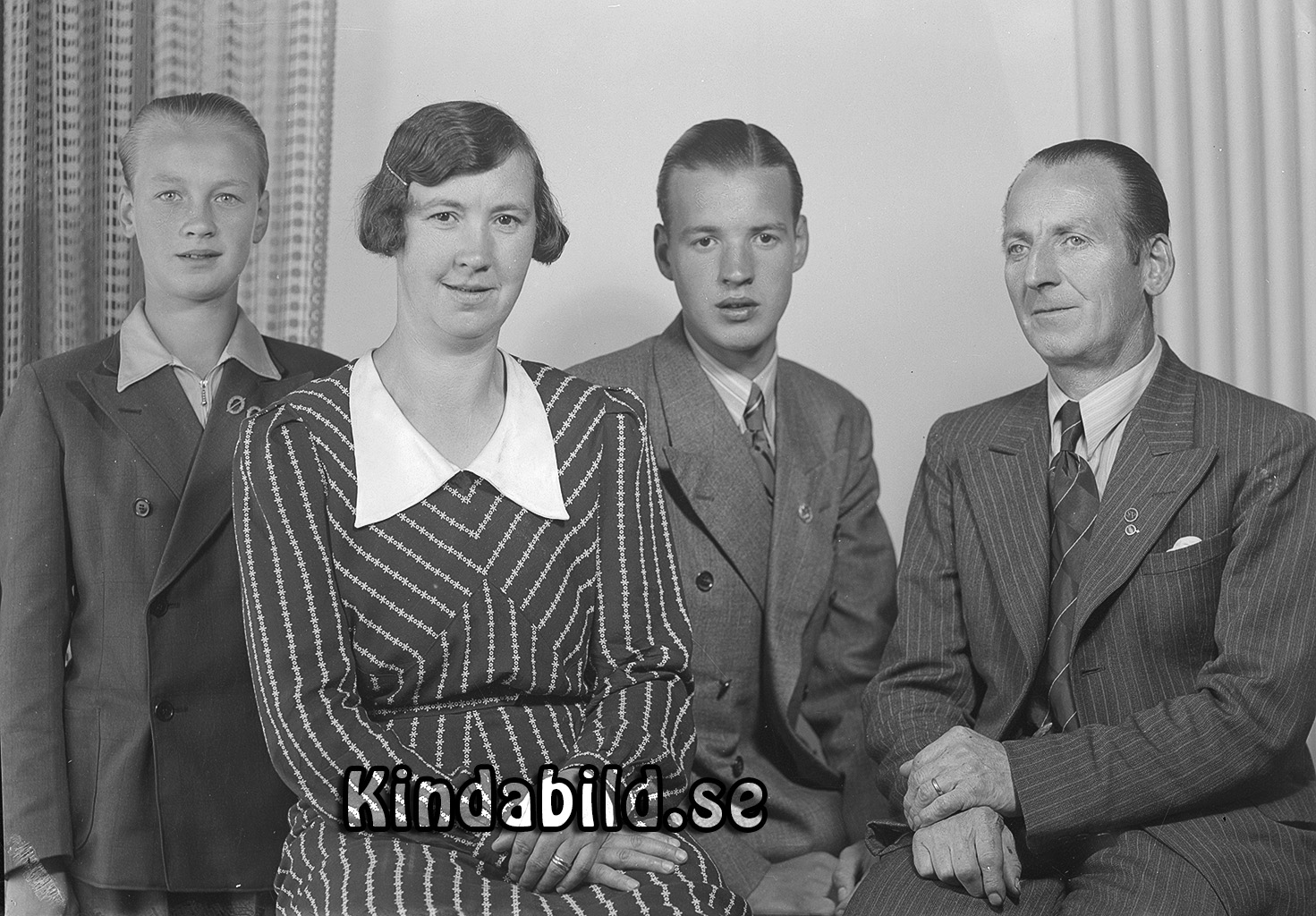 Familjen Germundsson Kölefors
raja
Far o mor med sina barn

raja
Signe Germundsson med make och barnen
 fr vänster Lars född 1929 och till höger Sven-Inge född 1923.
 Lars arbetade på järnvägscentralen i Linköping och var gift med Irene och de hande en son Jan Gunnar. Familjene bodde i Linköping.
 Sven-Inge var gift med Elsy född 1922 i Vimmerby. Hon arbetade på röntgenavd på Kisa lasarett. De bodde på Södra Prästgatan i Kisa.
 Källa: Studiegruppen hembygdsgården och Folkräkning 1970 
Nyckelord: Germundsson Kölefors
