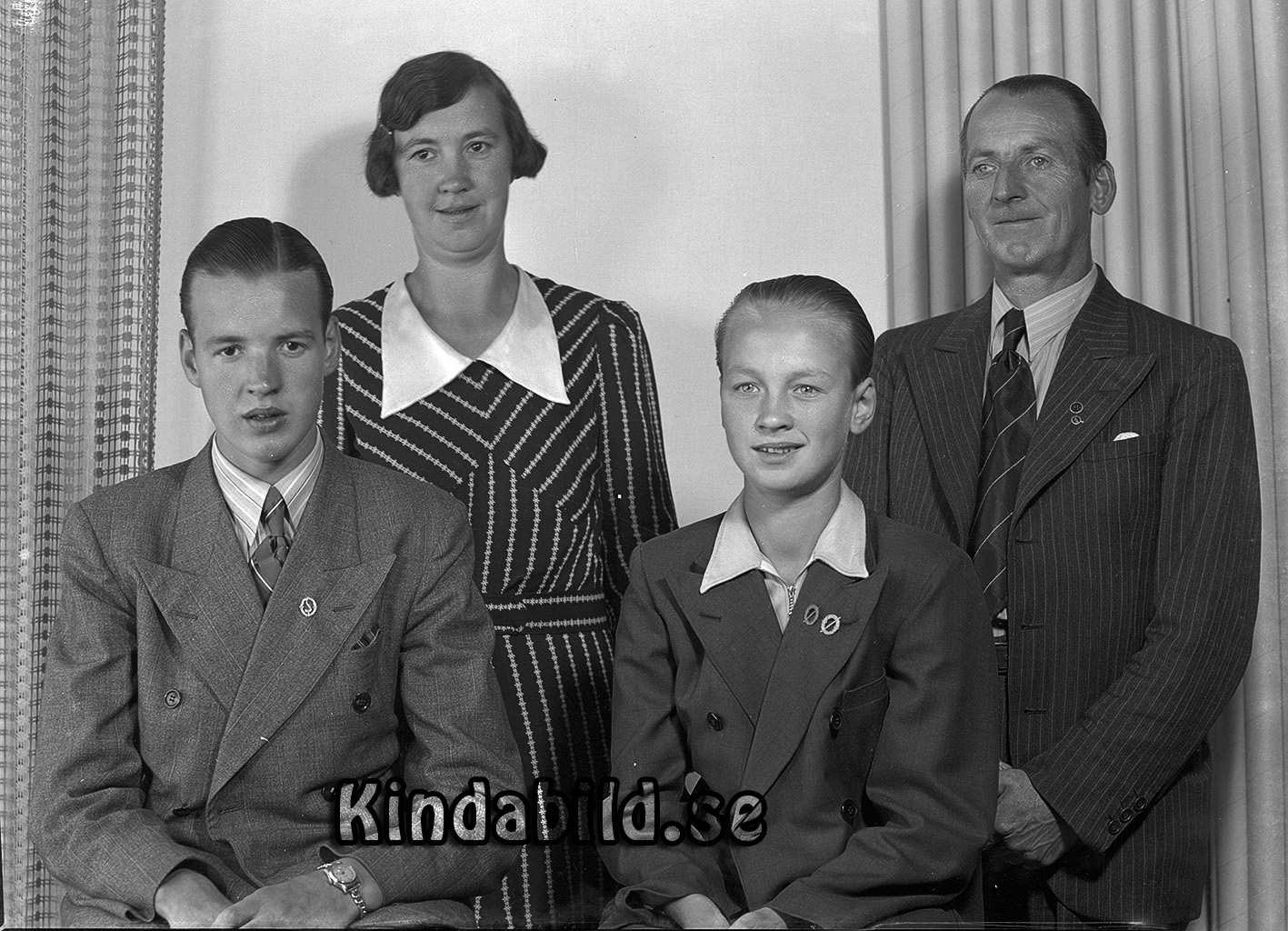 Familjen Germundsson Kölefors
raja
Far o mor med sina barn
Nyckelord: Germundsson Kölefors
