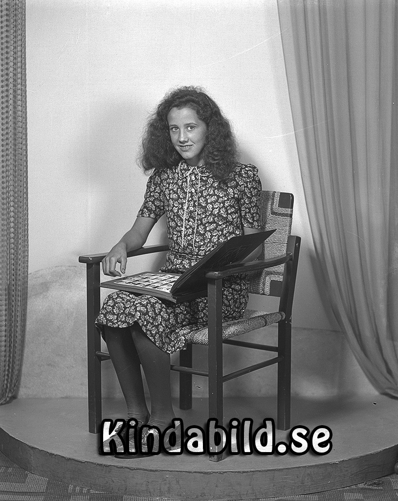 Betty Pettersson Norra Vi
raja
Kvinna klädd i klänning 

raja
Betty Pettersson född 1929, dotter till Aron och Augusta Pettersson. De bodde 1940 i Rås.
Syskon till Betty:
Lars Rikard född 1923
Inga född 1926
Erik Verner född 1931
Betty gift med Lars Gösta Nilsson från Grönlid Kisa, född 1920 i Västra Harg,
1950 bodde de i Linköping och hade barnen Marita och Magnus.
Källa: Folkräkning 1940 och 1950 
Källa: Gerd Pettersson

Nyckelord: Pettersson Norra Vi
