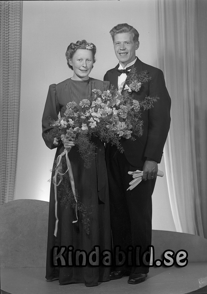 Stig Holmström Egna Hem Kisa
raja
Brudpar
gepe
Stig Holmström född 1917 i Kisa och Anna Andersson född 1915 i Gärdserum
De hade två flickor Monika och Barbro och en son Anders.
1960 bodde de i Linköping.
Källa: Arkiv digital
Han var butiksförestånare.
Nyckelord: Holmström Kisa