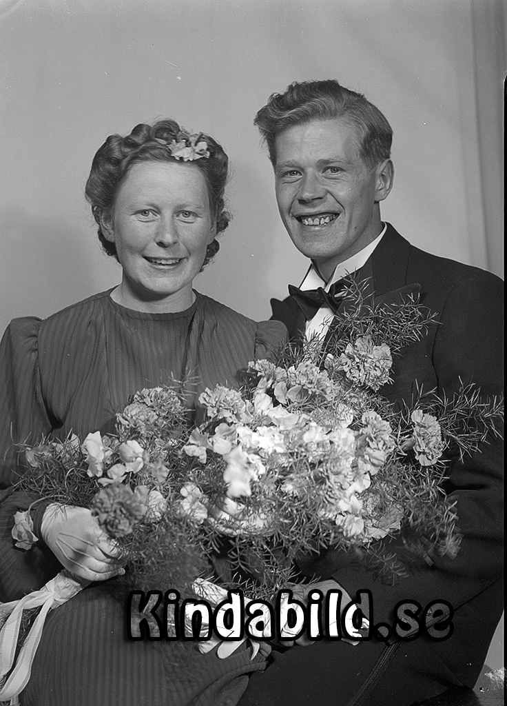 Stig Holmström Egna Hem Kisa
raja
Brudpar
gepe
Stig Holmström född 1917 i Kisa
Butiksföreståndare
Gift 1942 med Anna Alfhild Elisabeth  Andersson från Gärdserum


Nyckelord: Holmström Kisa