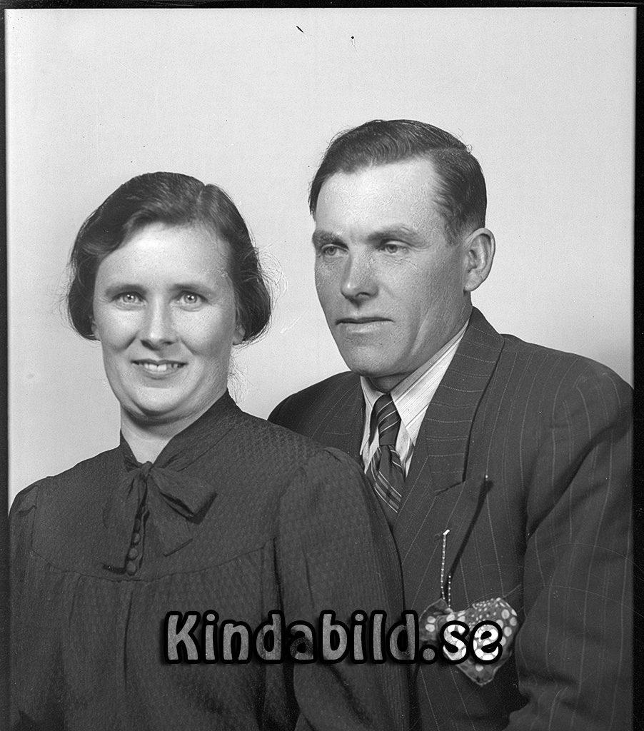 Birger Tornell Örneström Kisa
raja
Man o kvinna han klädd i kostym hon i klänning

raja
Birger Thornell född 1903 i Ekeby. Han var arrendator i Örneström.
Han var gift 1943 med Signe Margareta född Larsson 1909 i Kisa.
De bosatte sig i Furelund Svalsjö.
Dotter Gunilla född 1945.
1960 bodde han i Elim Västra Eneby.
Källa: Folkräkning 1940 och 1950 
Källa: Gerd Pettersson


Nyckelord: Tornell Kisa