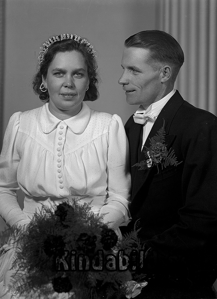 Nils Borg Gättemon Hycklinge
raja
Brudpar

raja
Nils Borg född 1910 i Västra Eneby och Svea Maria Johansson född 1911 i Dalhem.
1950 och 1960 bodde de i Solhäll Hycklinge. Han var chaufför.
Källa: Folkräkning 1950 och 1960 
Källa: Gerd Pettersson

Nyckelord: Borg Hycklinge