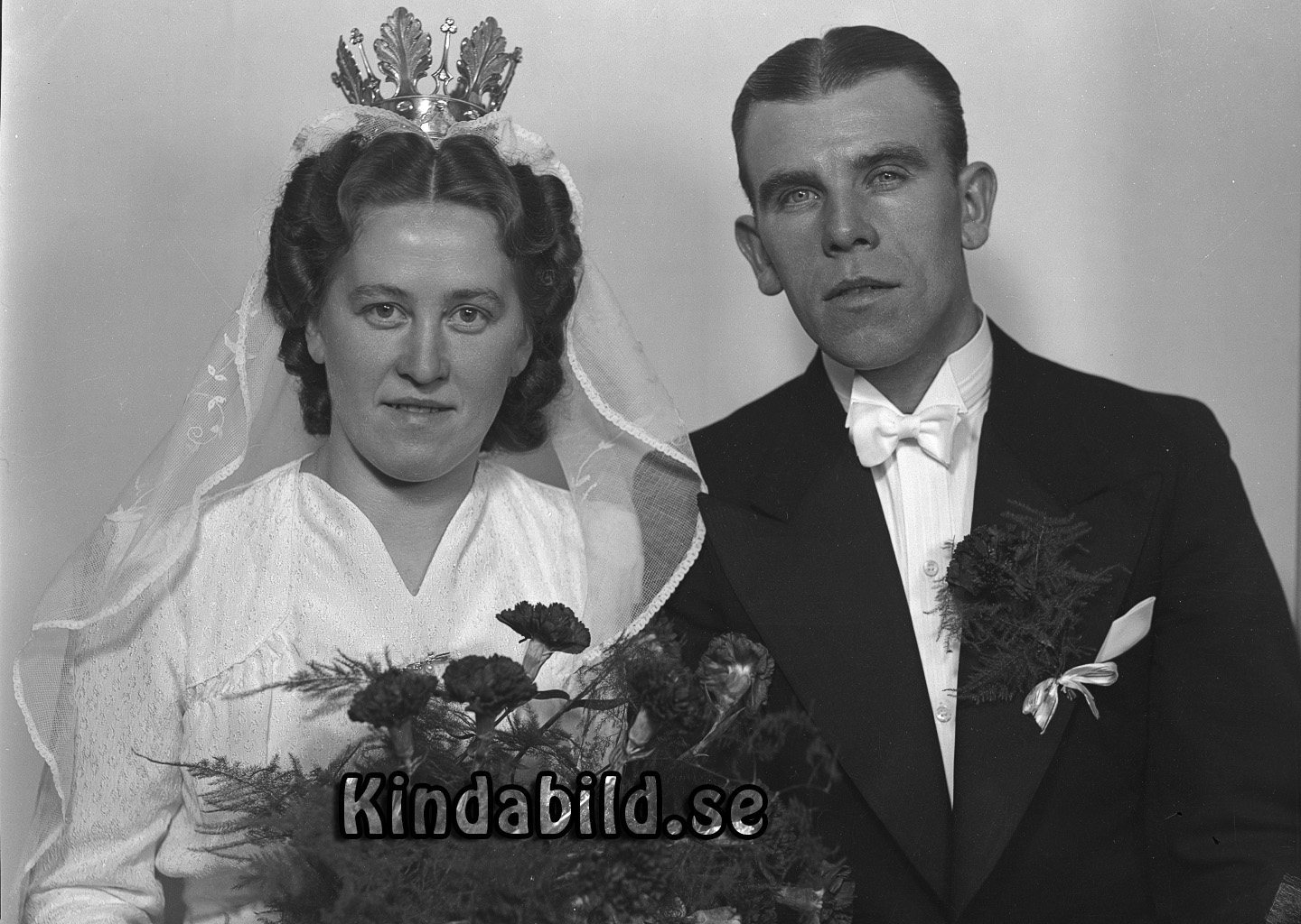 Axel Andersson Björkfors
raja
Brudpar

raja
Karl Axel Olof Andersson född 1911 i Oppeby gift 1942 med Rut Ingeborg Alice Karlsson född 1917 i Oppeby.
Barn: Elaine född 1944
Marita född 1950
Familjen bodde i Sjöhaga Björkfors
Källa: Folkräkning 1950 
Källa: Gerd Pettersson

Nyckelord: Andersson Björkfors