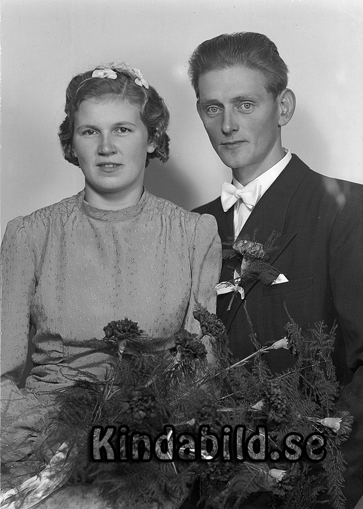 Harry Svensson Kjättestorp Kisa
raja
Brudpar

raja
Anders Robert Harry Svensson född 1913 i Kisa, son till Robert och Ulla Svensson, Storängen Kisa. Bruden heter Märta Matilda född Stark 1920 i Västra Harg.
 De fick barnen: Börje, Sune "Jularbo" och Ylva
 Källa: Studiegruppen hembygdsgården Folkräkning 1940 och 1950 och  
Nyckelord: Svensson Kisa