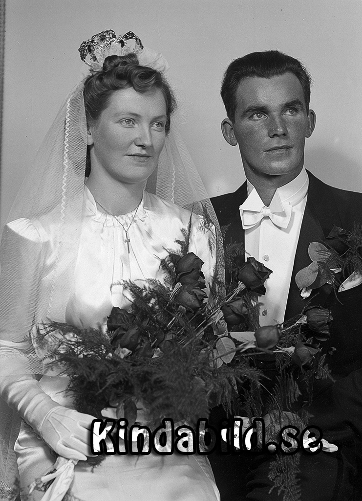 Harry Carlsson Högtomta Kisa
raja
Brudpar

raja
Harry Karlsson född 1912 i Horn, son till hemmansägare Axel Gottfrid Karlsson och Maria Lovisa född Pettersson 1880 i Horn. Familjen bodde i Högtomta Kisa.
Bruden Edit Karlsson född 1914 i Malexander.
1948 flyttade de till S Rothult.
Barn:
Birgitta Barbro Marianne Karlsson 1944-03-01
Solveig Eva Elisabet Karlsson 1945-11-24
Linnea Maria Katarina Karlsson 1949-12-17
Källa: Folkräkning 1940 och 1950 
Källa: Gerd Pettersson



Nyckelord: Carlsson Kisa