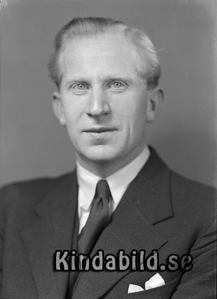 Sten Svensson Söderö Kättilstad
raja
Man klädd i skjorta slips och kavaj

Nyckelord: Svensson Kättilstad