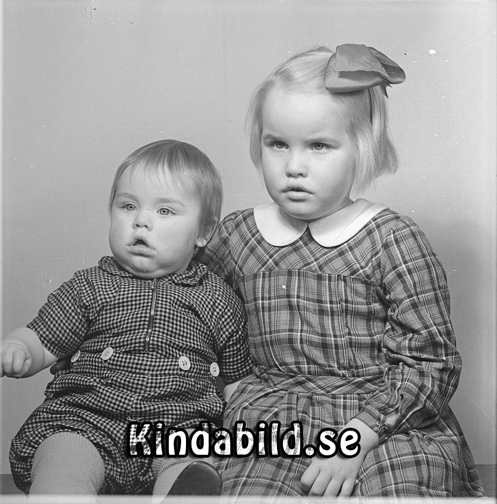 Göran och Kerstin Johansson Kisa
raja
Syskonpar

raja
Göran och Kerstin Johansson, barn till Margit och linjearbetare Karl (Stolp-Kalle) Johansson. 
 Brodern till dem var Bruno. Familjen bodde i Våråkra Kisa.
 Källa: Studiegruppen hembygdsgården 
Nyckelord: Johansson Kisa