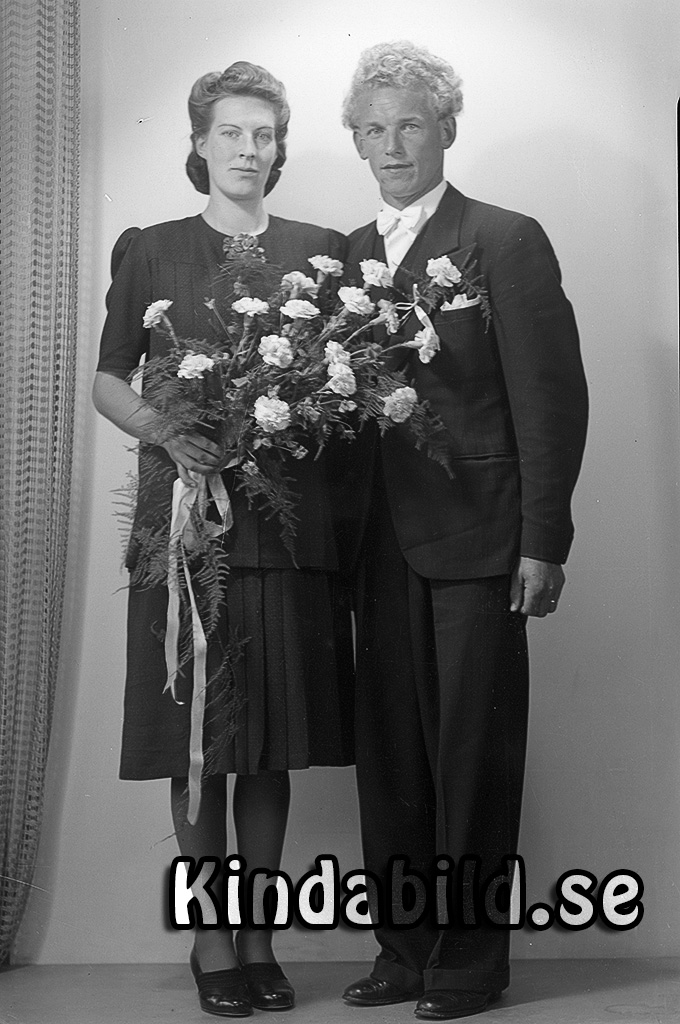 Birger Allard Stjärnevik Oppeby
raja
Brudpar

raja
Birger Allard född 1916 i Oppeby.
Han var gift 1943 med Selma född Johanson 1921 i Kisa.
Barn: Monika. Hans Jerry, Britt-Marie och Rolf Sören.
1950 bodde familjen i Söderköping. Birger Allard arbetade inom trädgårdsyrket.
Källa: Folkräkning 1950 
Källa: Gerd Pettersson


Nyckelord: Allard Oppeby
