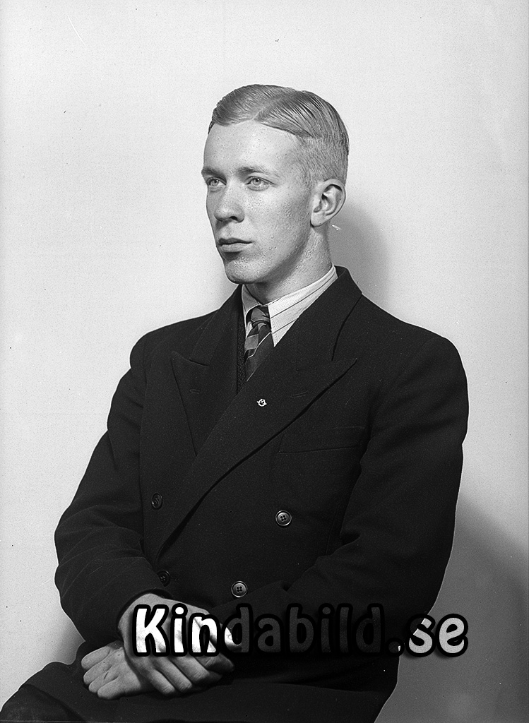 Nils Fransson Kisa 
raja
Man klädd i skjorta slips och kavaj

raja
Nils Arne Fransson född 1924 i Vena, son till banvakt Oskar Emil Fransson och Hanna Lovisa Jonsson född i Horn.
 1940 bodde familjen i Nilsborg Kisa.
 1950 bodde de i Turestad.
 Nils Fransson arbetade som radioreparatör hos Hanzons.
 Kalle Bimbo och Nils Fransson byggde en husbåt.
 Källa: Studiegruppen hembygdsgården 
Nyckelord: Fransson Kisa