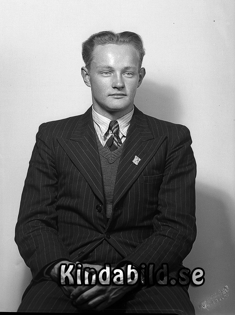 Ingvar Sixtensson Hycklinge
raja
Man klädd i skjorta slips och kavaj

raja
Ingvar Sixtensson född 1923, son till Albert och Elin Sixtensson Österby Frälsegård. Han hade fyra yngre systrar.
1960 bodde han som ogift i Odesnvi.
Källa: Folkräkning 1940 och 1960 
Källa: Gerd Pettersson

Nyckelord: Sixtensson Hycklinge