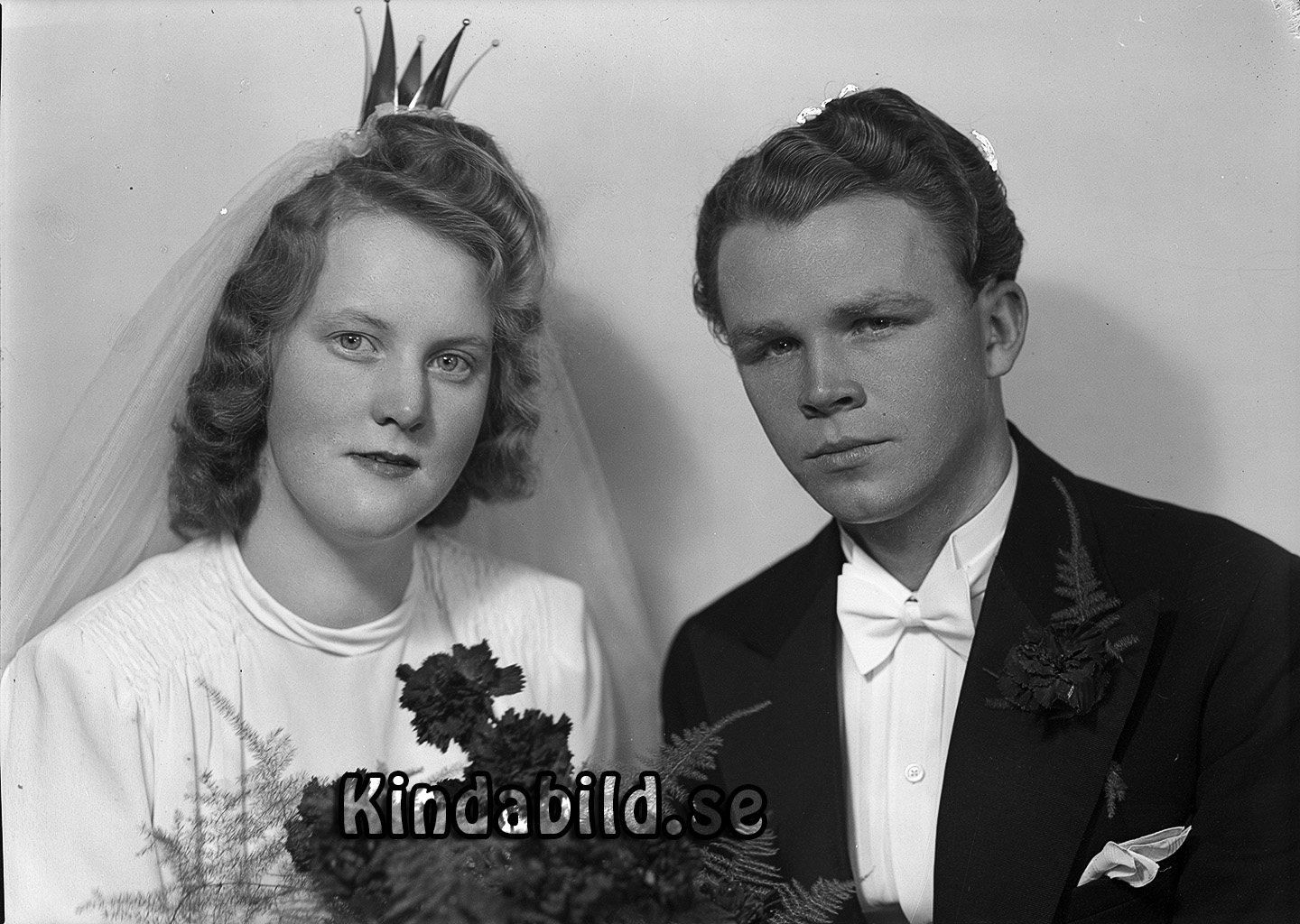 Harry Hildén Hulterstad Mjölby
raja
Brudpar

raja
Harry Hildén född 1920 i Kisa, Föräldrarna brukade Hitthem i Kisa.
Han gifte sig 1943 med Ingrid Gunvor Adelie Schill föd 1923 i Södra Vi.
1950 bodde familjen i Mjölby och hade barnen Daniel , Katharina och Torbjörn.
Källa: Folkräkning 1950 
Källa: Gerd Pettersson

Nyckelord: Hildén Mjölby