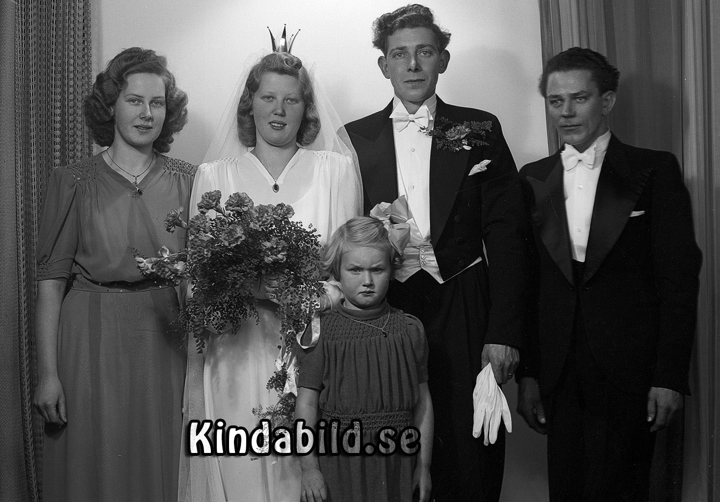 Holger Andersson Åliden Kisa
raja
Brudpar med bröllopsvittnen och brudtärna

Nyckelord: Andersson Kisa