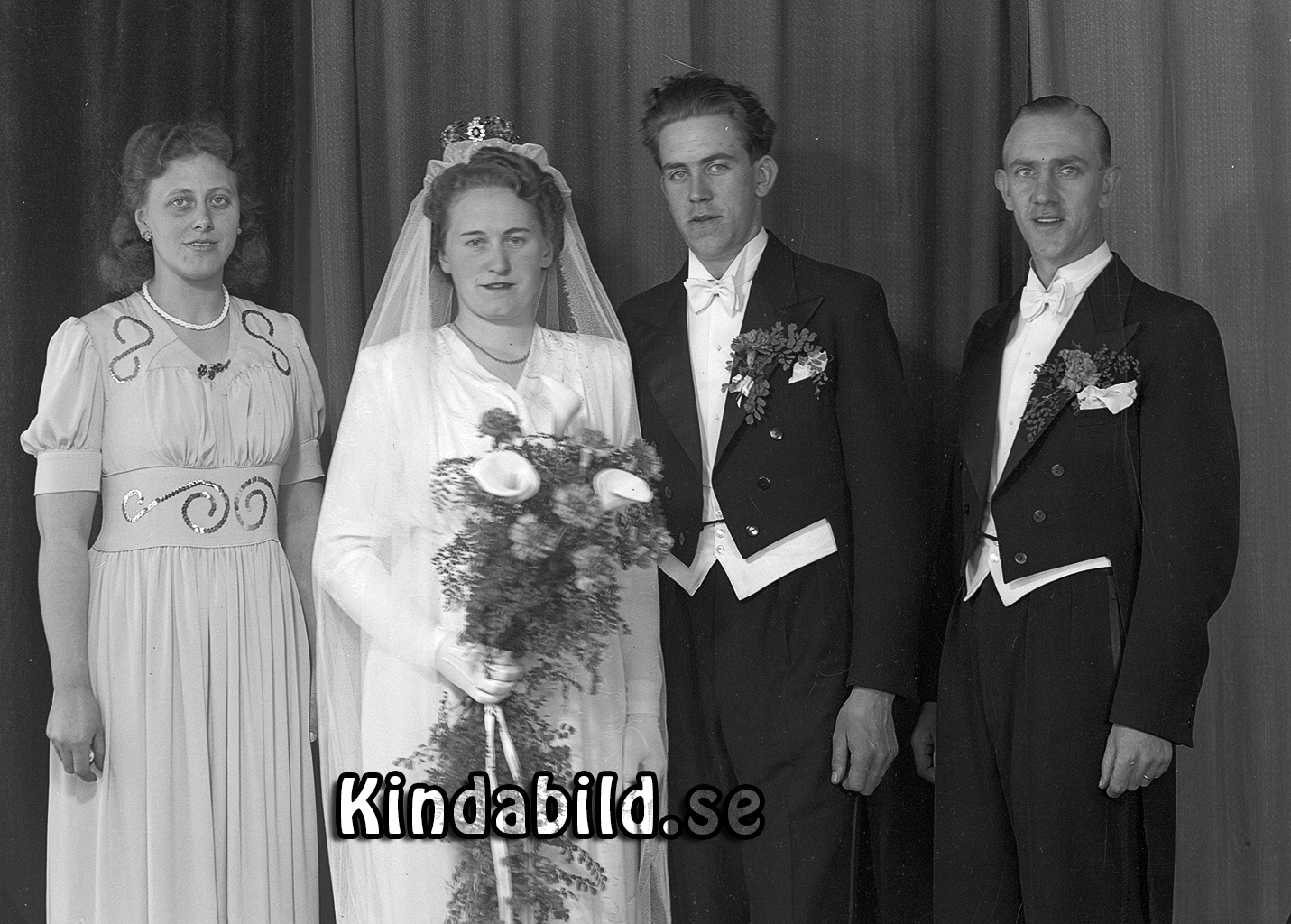 Carl-Gustav Magnusson Gröndalsgatan 10 Oskarshamn
raja
Brudpar med bröllopsvittnen 

Nyckelord: Magnusson Oskarshamn