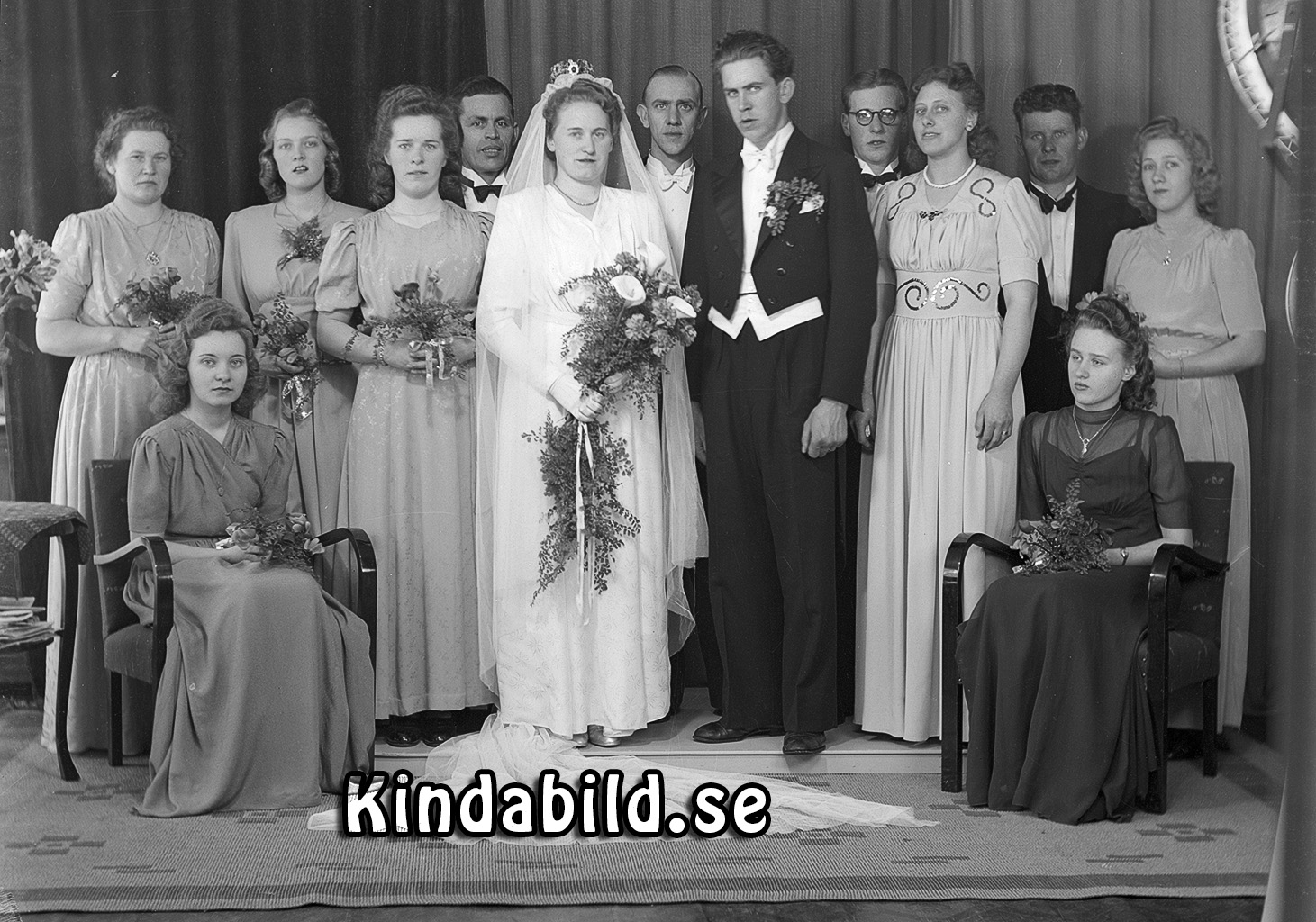 Carl-Gustav Magnusson Gröndalsgatan 10 Oskarshamn
raja
Brudpar med bröllopsgäster 

Nyckelord: Magnusson Oskarshamn