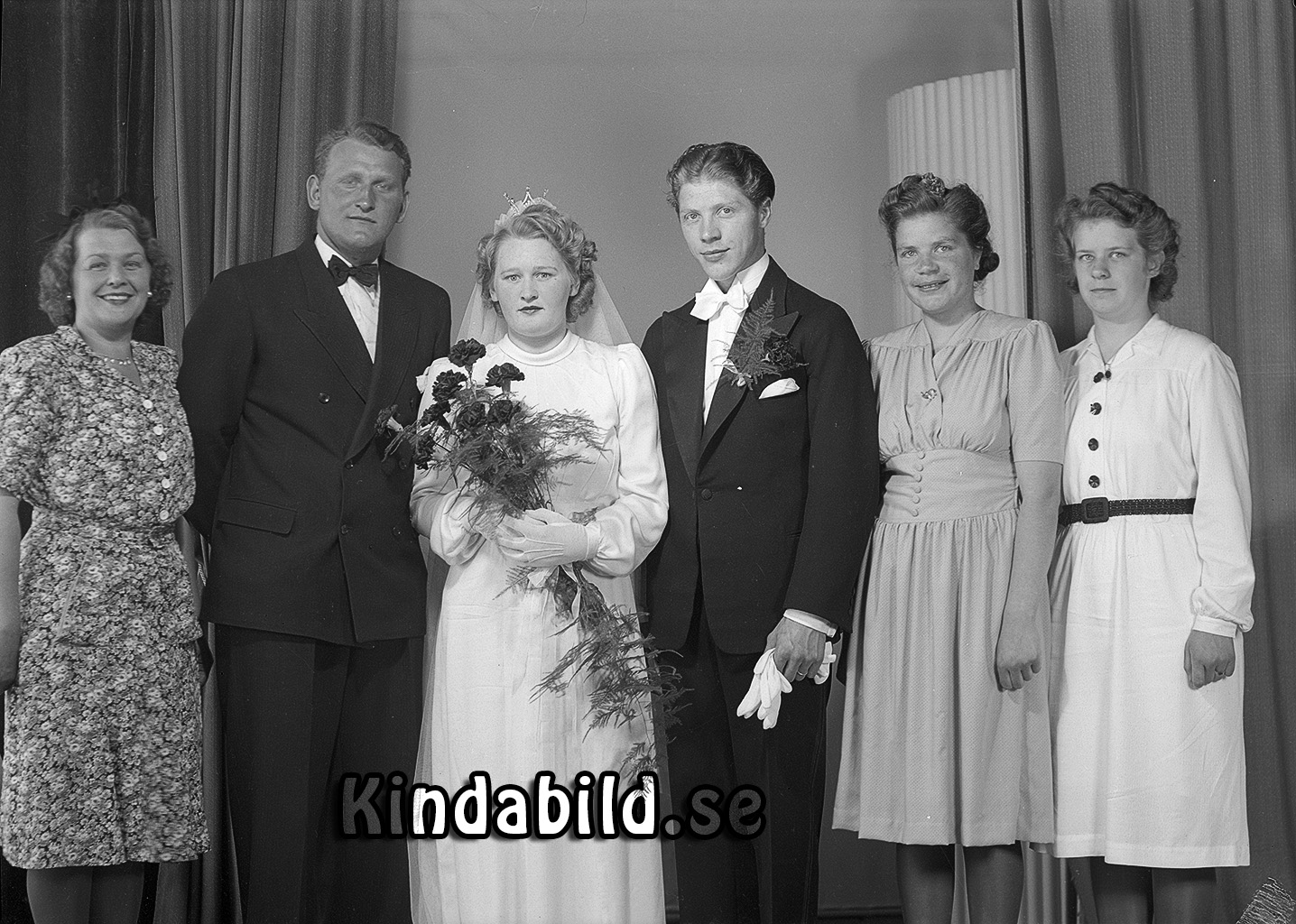 Gösta Tidman Marcussons Kisa
raja
Brudpar med bröllopsvittnen 

Nyckelord: Tidman Kisa