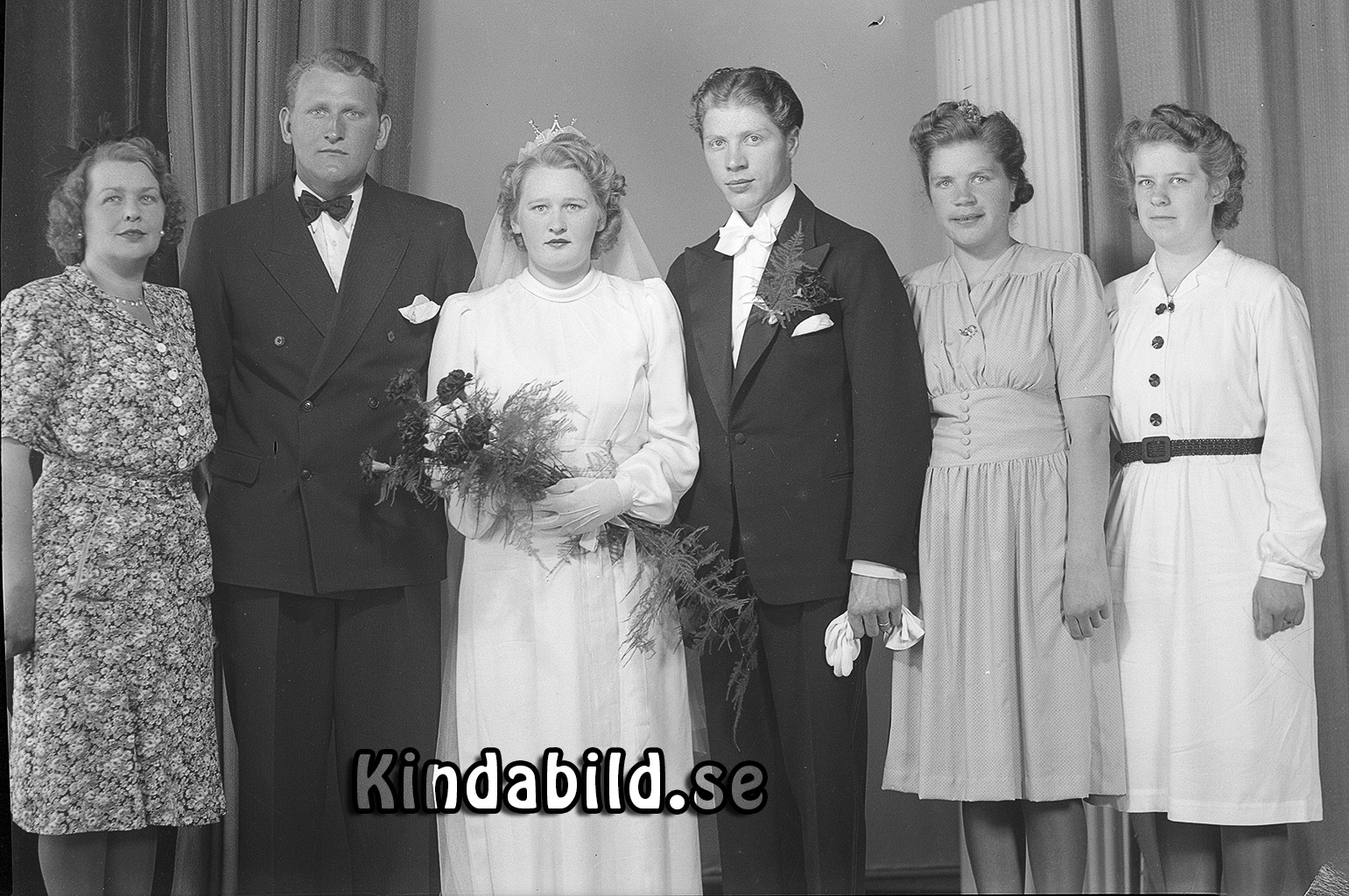 Gösta Tidman Marcussons Kisa
raja
Brudpar med bröllopsvittnen 

Nyckelord: Tidman Kisa