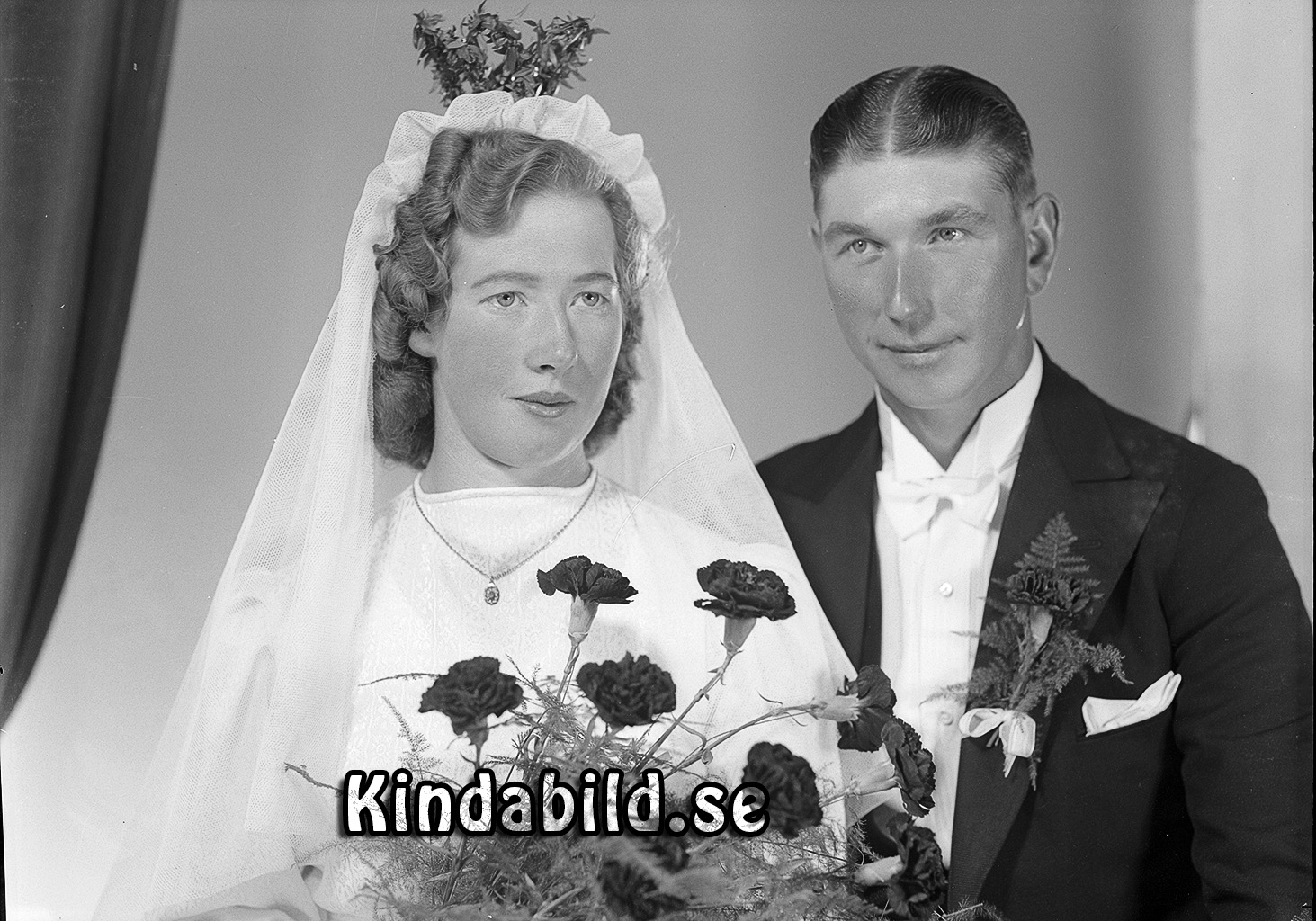 Martin Josefsson Svana Norra Vi
raja
Brudpar

raja
Martin Josefsson född 1913 i Norra Vi och Ragnhild Margit Ottilia Huhmör född 1924 i Tidersrum. Vigda 1944, son Bo Staffan född 1945.
1950 bodde familjen i Askeryd,
Källa: Folkräkning 1950 
Källa: Gerd Pettersson

Nyckelord: Josefsson Norra Vi